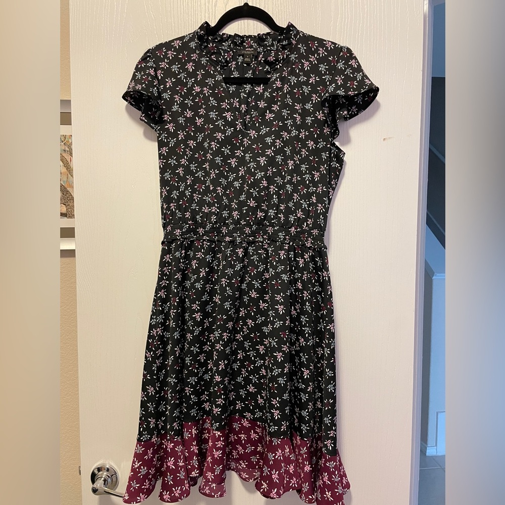 Ann Taylor Factory. Size M. Elastic waist. Very flattering and forgiving.